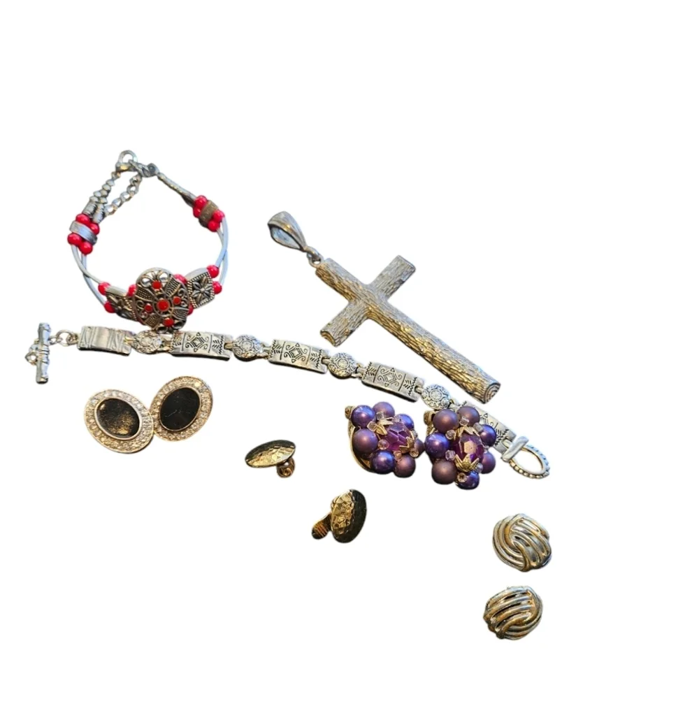 A bundle of vintage jewelry lot. Wearable pieces.